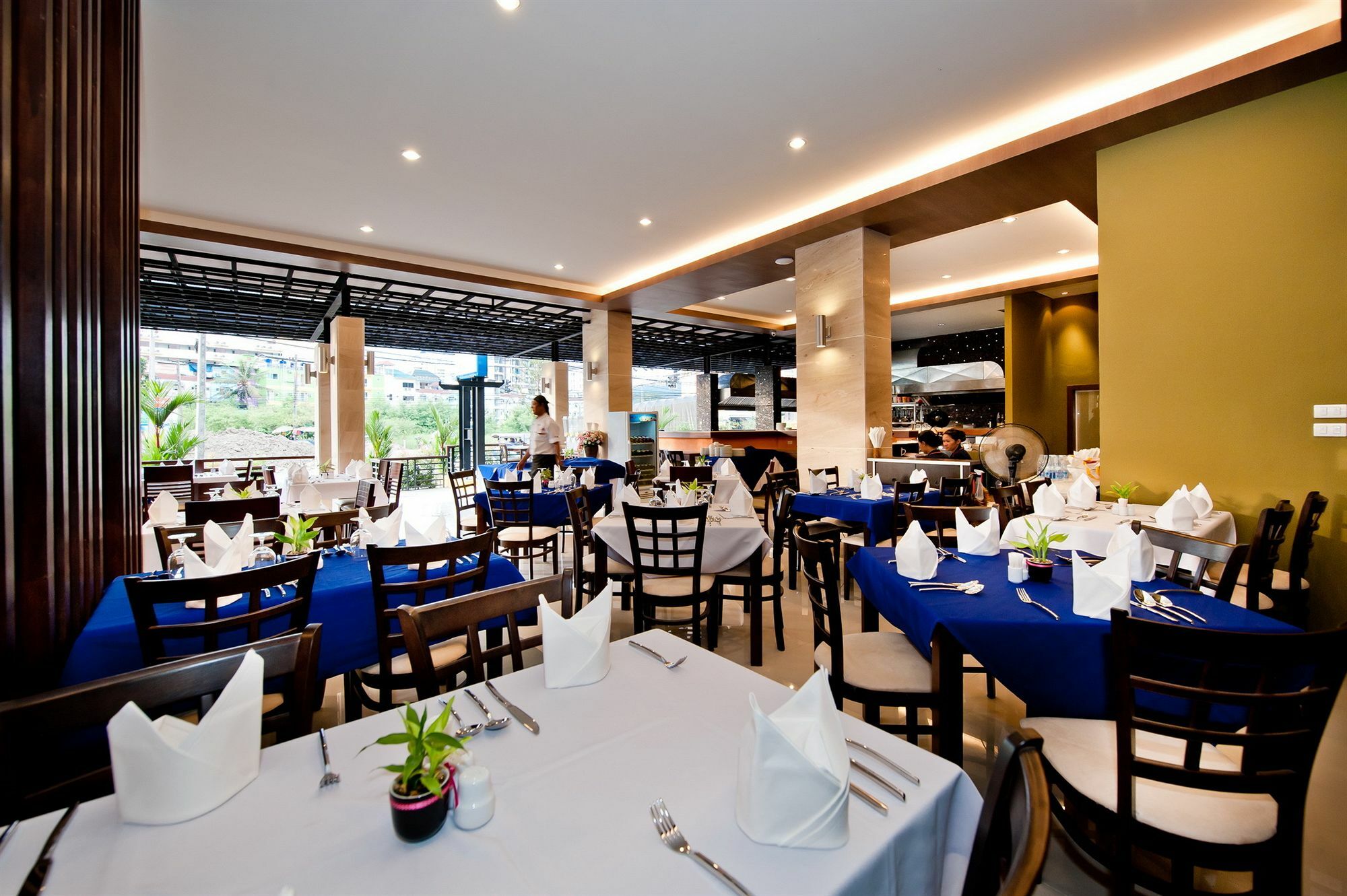 Hotel Tuana Blue Sky Patong Exterior foto